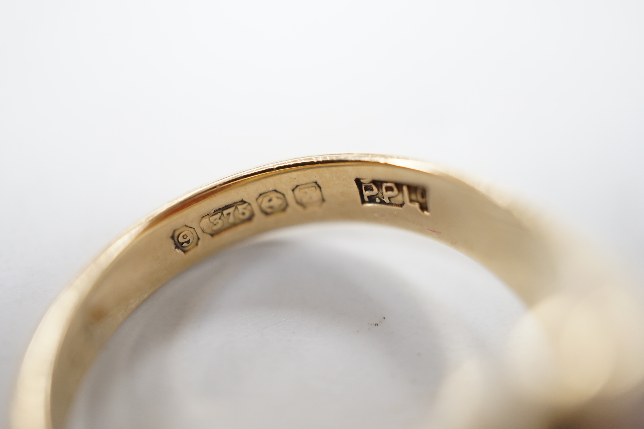 A 1930's 9ct gold and carnelian set oval signet ring, size Q, gross weight 5.7 grams.